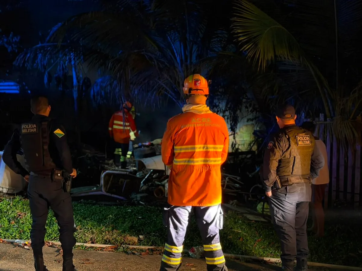 Bombeiros controlam fogo em casa de Rodrigues Alves