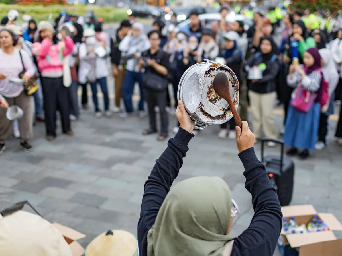 Parents file complaint after Indonesian school meal illnesses