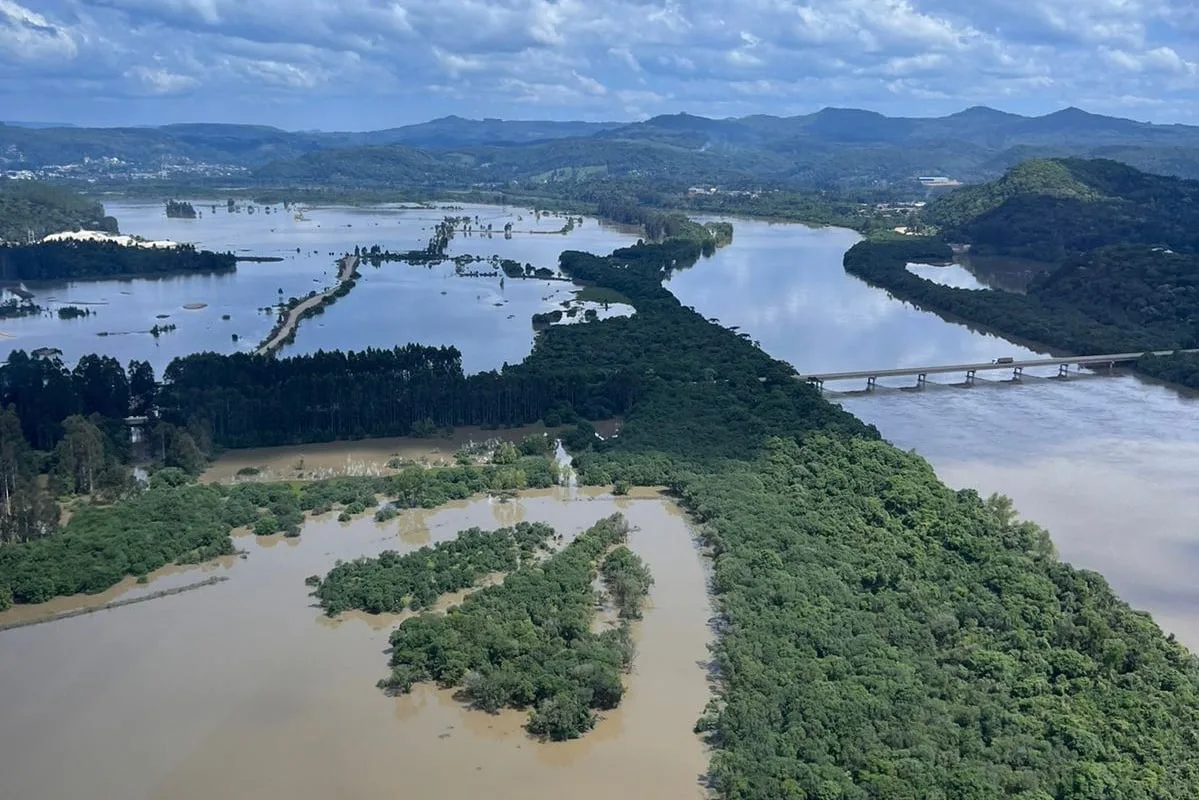 Após chuvas, 20 escolas estaduais do Paraná já retomaram atividades presenciais; sete seguiam fechadas