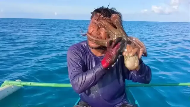 Un pulpo saltó sobre un pescador y se le prendió de la cara: el desesperante video