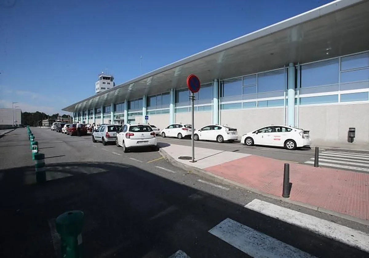 Un taxista agrede a un conductor de Uber en el aeropuerto de Vigo