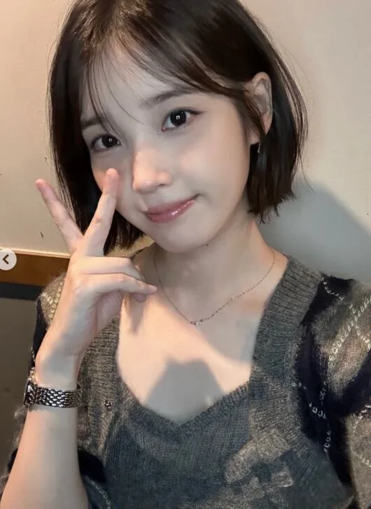 33세 맞아? 아이유, 단발하니 더 어려졌네..초근접 셀카도 ‘무결점’