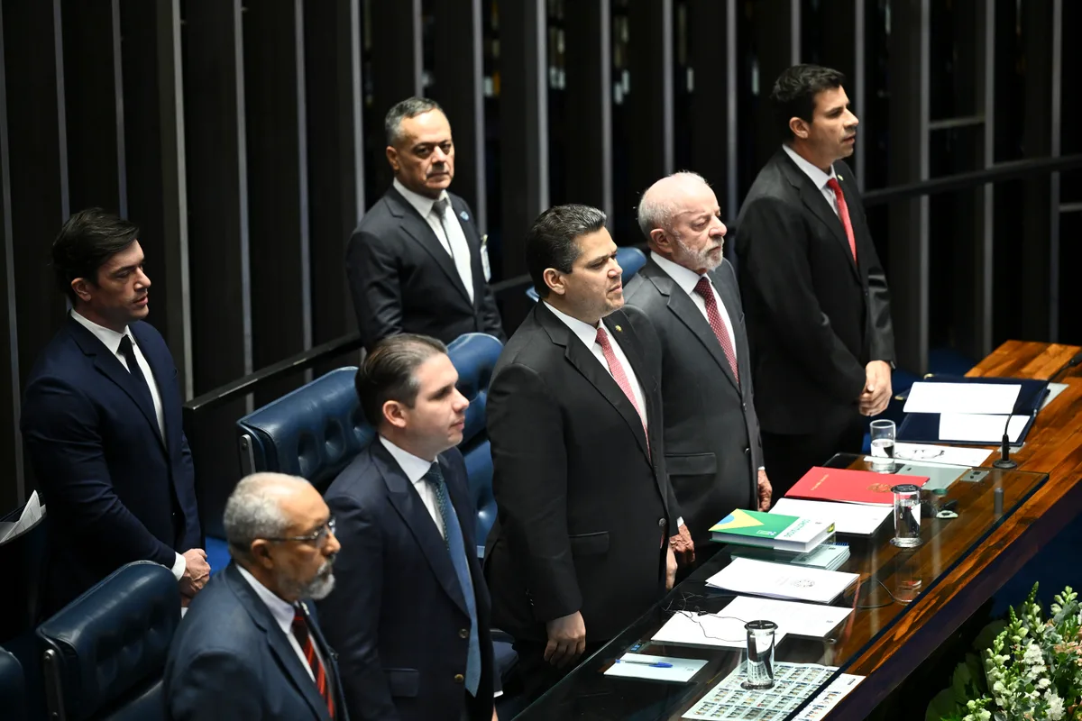 Apesar de votos a favor, apenas um senador da oposição comparece à promulgação da PEC que acaba com a escala 6x1