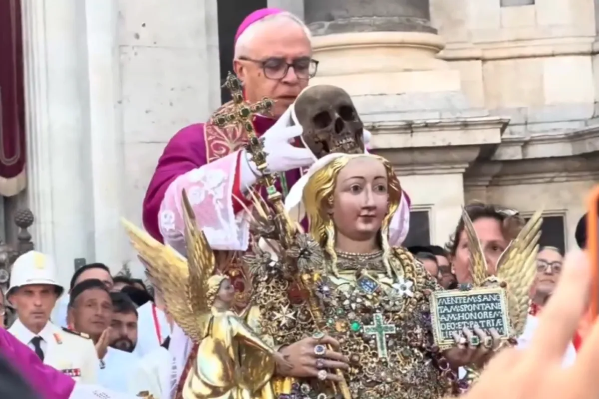 Bispo beija crânio de santa morta há quase 2 mil anos na Itália