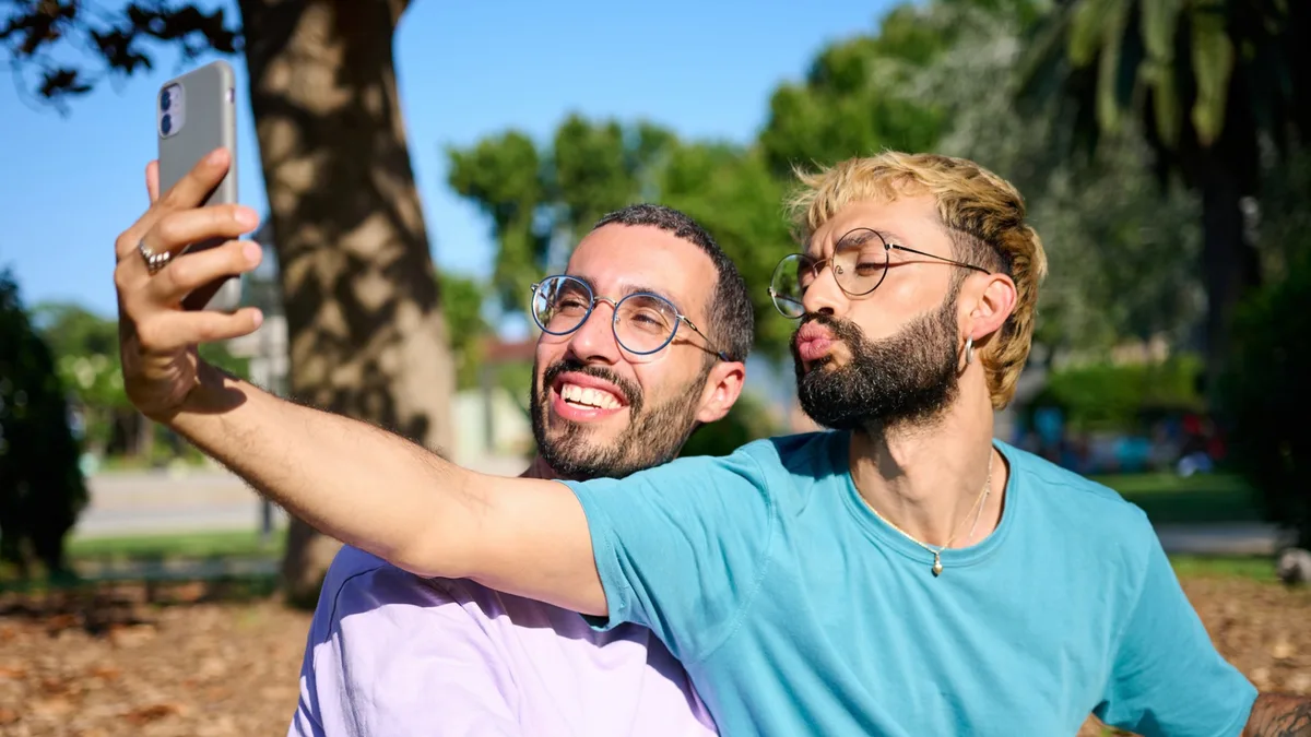 AdultFriendFinder vs. Sniffies: Whats the better site for hooking up?