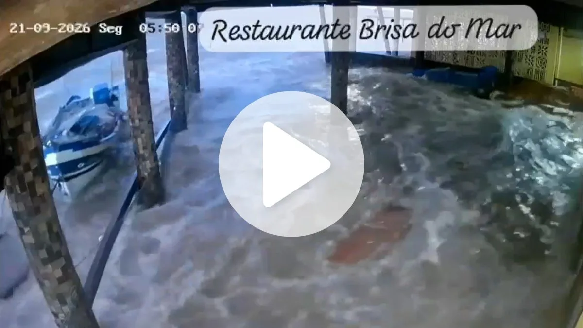 VÍDEO: Tsunami raro atinge cidade histórica de SC pela segunda vez em 2026 e água invade restaurante