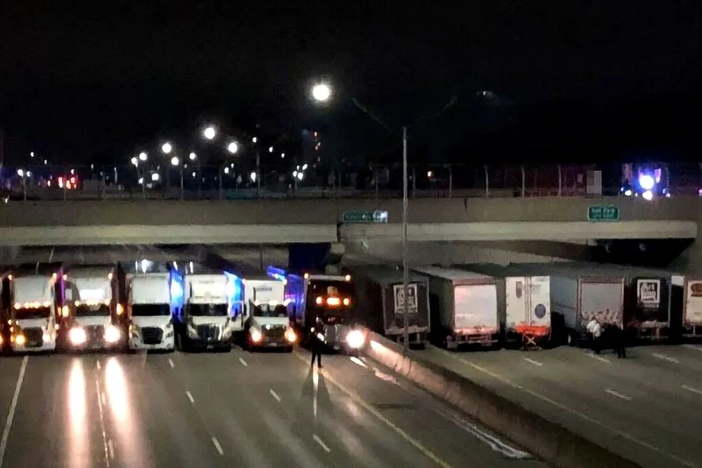 Un hombre amenazaba con saltar desde un puente: 13 trailers se estacionaron debajo para frenar su caída