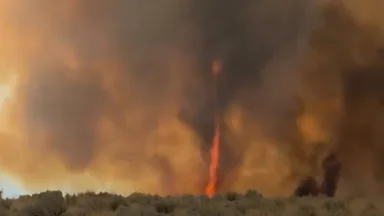 US-Feuerwehr erlebt gewaltigen "Firenado"