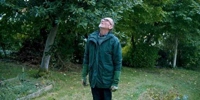 Avec « Retour avant 15 heures », le cinéaste Gaël Lépingle se glisse dans les petits pas du quotidien d’un père, en son royaume pavillonnaire