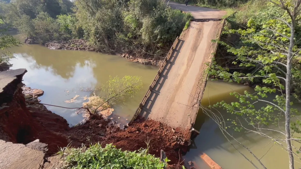 Ponte desaba em Marcelino Ramos e interrompe principal acesso de moradores à BR-153