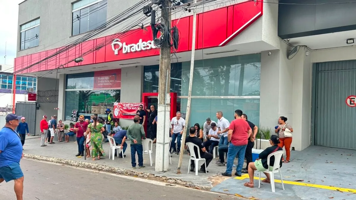 Sindicato dos Bancários paralisa Agência do Bradesco em protesto