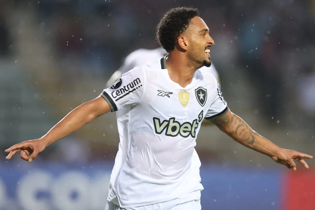 Botafogo atualiza situações de Arthur Chaves e Vitinho após derrota para o Vasco