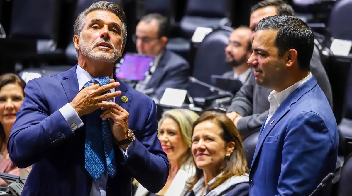 Sergio Mayer coquetea con el PAN: el diputado morenista cambia el guinda por el azul y despierta rumores sobre su futuro político
