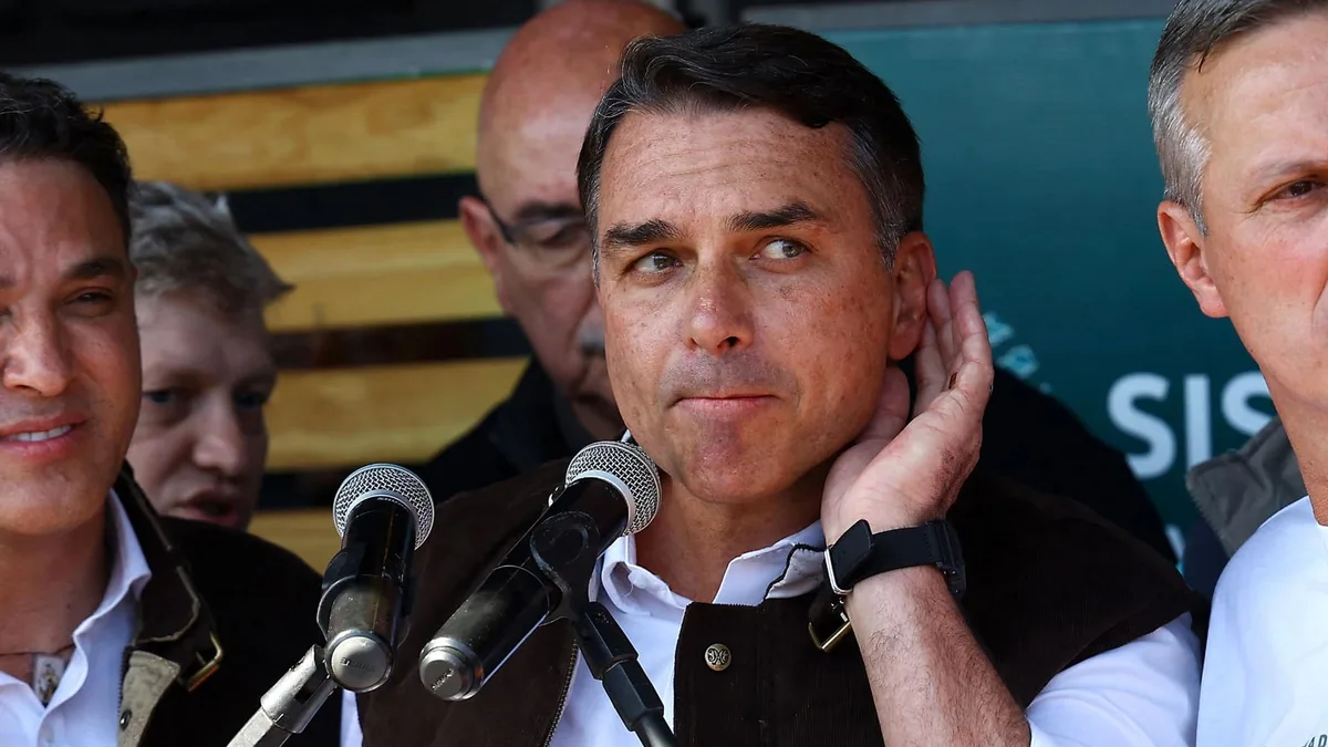 Metade dos eleitores não votariam em Flávio Bolsonaro de jeito nenhum, aponta BTG/Nexus