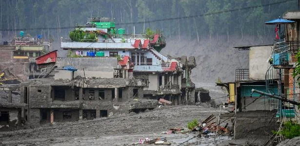 Sem lugar para helicópteros pousarem, drones buscam vítimas no Nepal