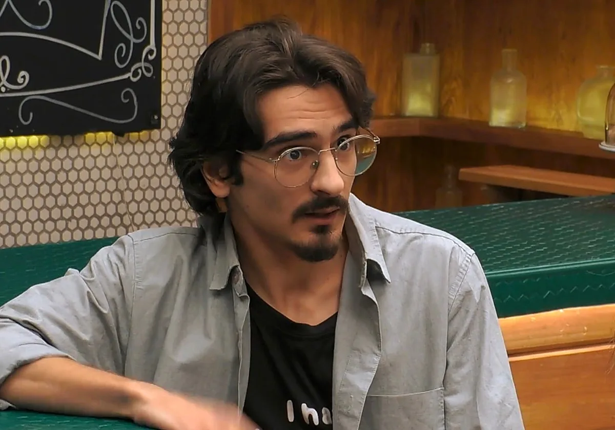 Un soltero revela en 'First Dates' su peculiar teoría sobre la política española: «Pablo Iglesias fue una inspiración»