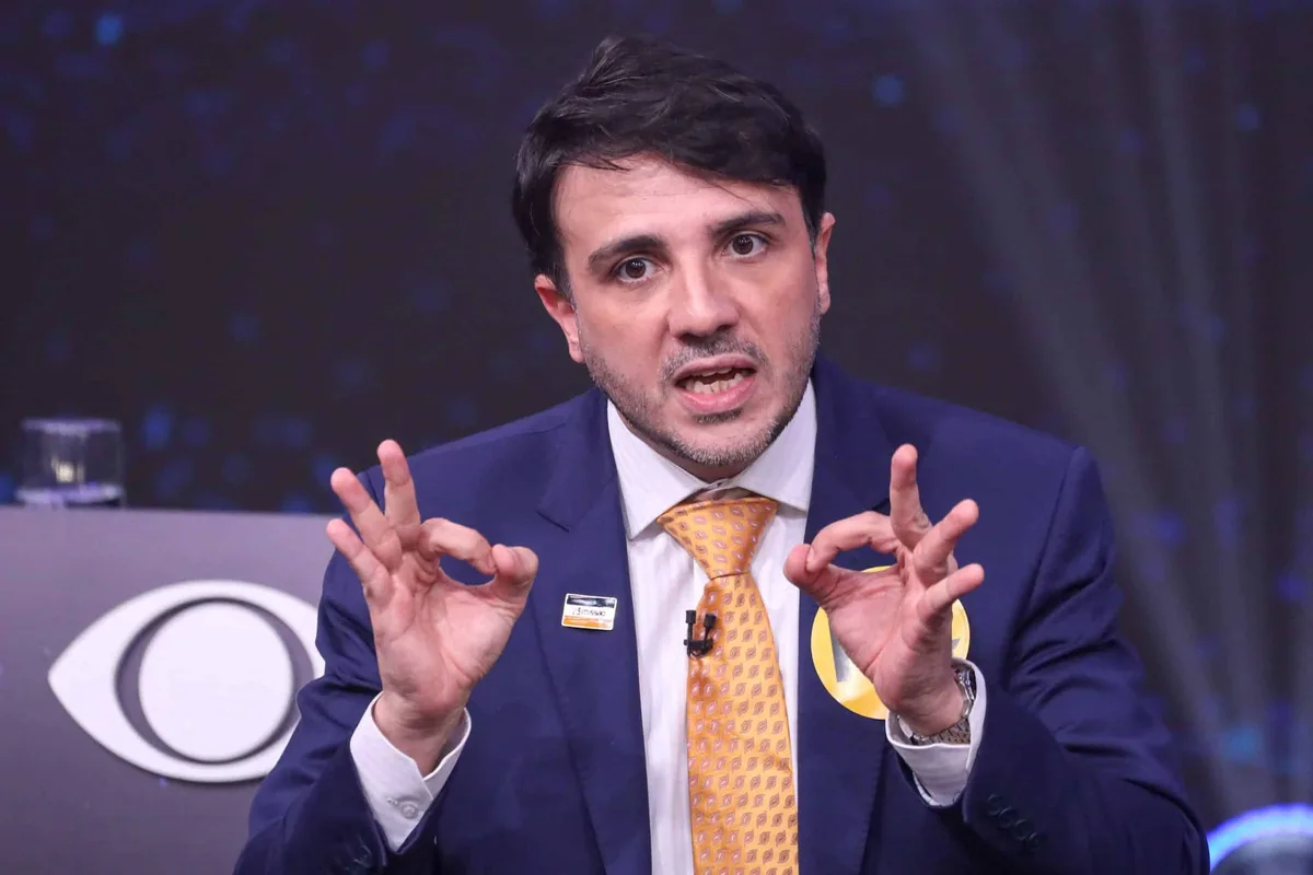 VÍDEO: Renan Santos é confrontado por jornalista sobre viagens para fazer turismo sexual
