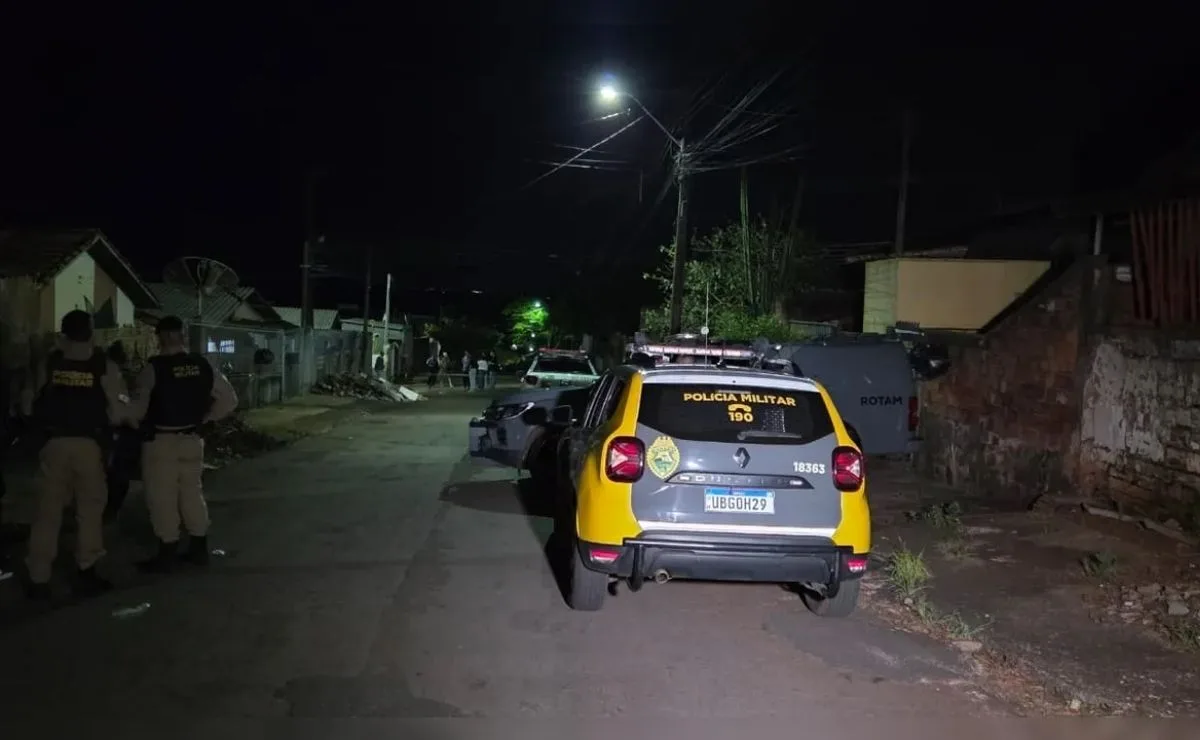 Homem com histórico criminal invade casa, se recusa a entregar arma e é morto pela polícia