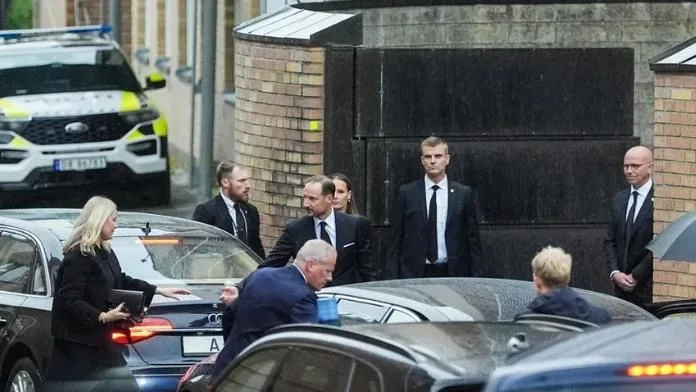 El dolor de Haakon y su familia tras el féretro de Harald V: las primeras imágenes de Mette-Marit convertida ya en reina