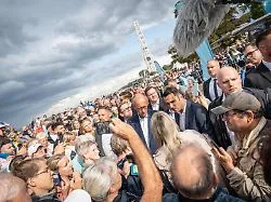 Wahlkampftermin an der Küste: Der Kanzler isst ein Fischbrötchen