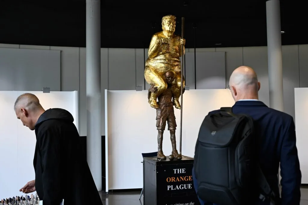 “The Orange Plague”, uma escultura cáustica de Trump