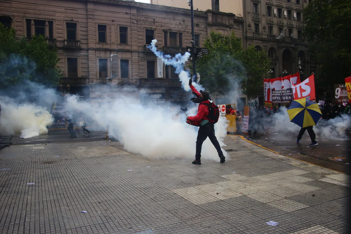 Incidentes en el Congreso: tras la fallida sesión en Diputados, manifestantes tiraron piedras y Gendarmería respondió con gases