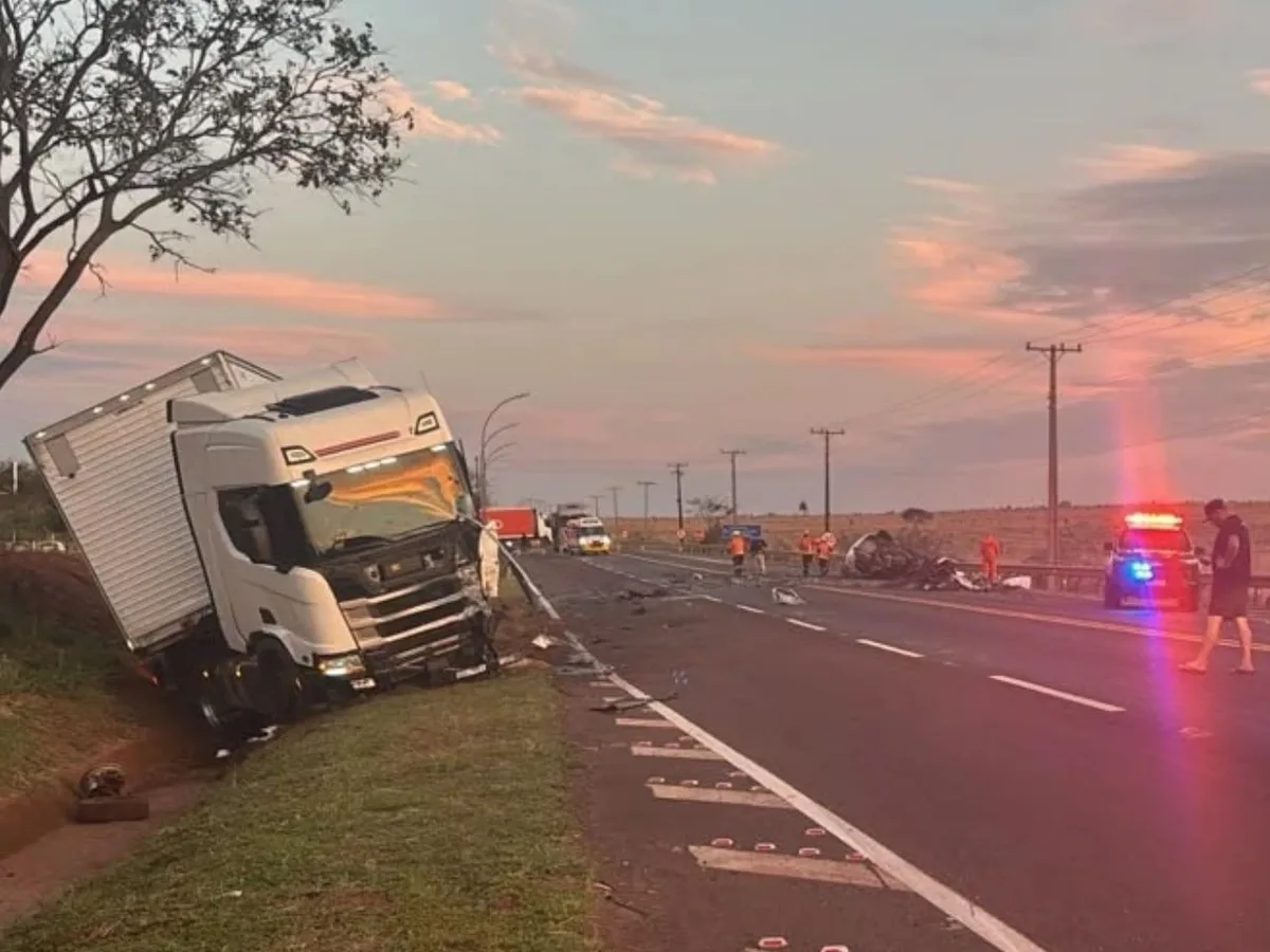 Colisão com vazamento de gás mata motorista e interdita BR-163