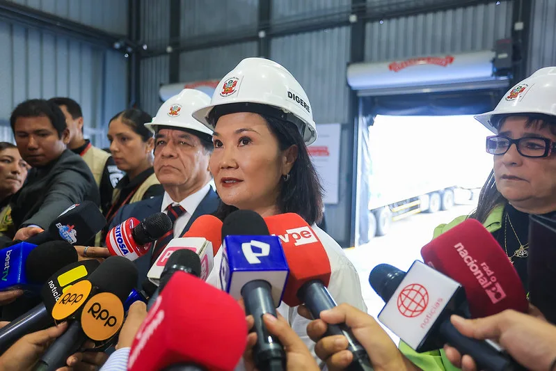 Keiko Fujimori proíbe cabelo comprido, maquiagem e unhas pintadas nas escolas públicas do Peru
