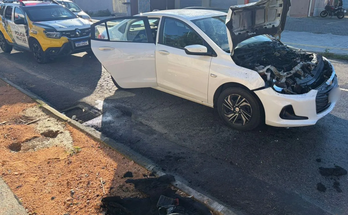 Motorista de aplicativo que levava filha para o colégio bate em traseira de micro-ônibus e carro pega fogo na Grande Curitiba