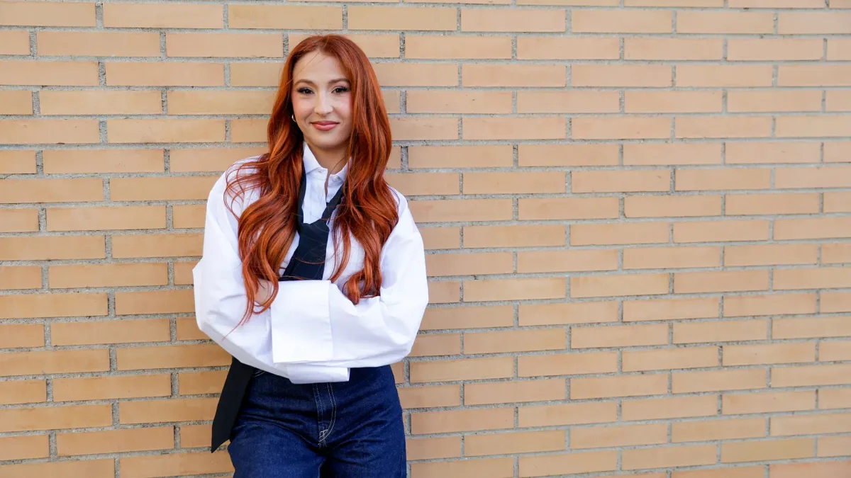 La 'influencer' Erola Jons, que usa cámaras ocultas para ligar, indigna en la Vuelta Ciclista a España como 'informadora'