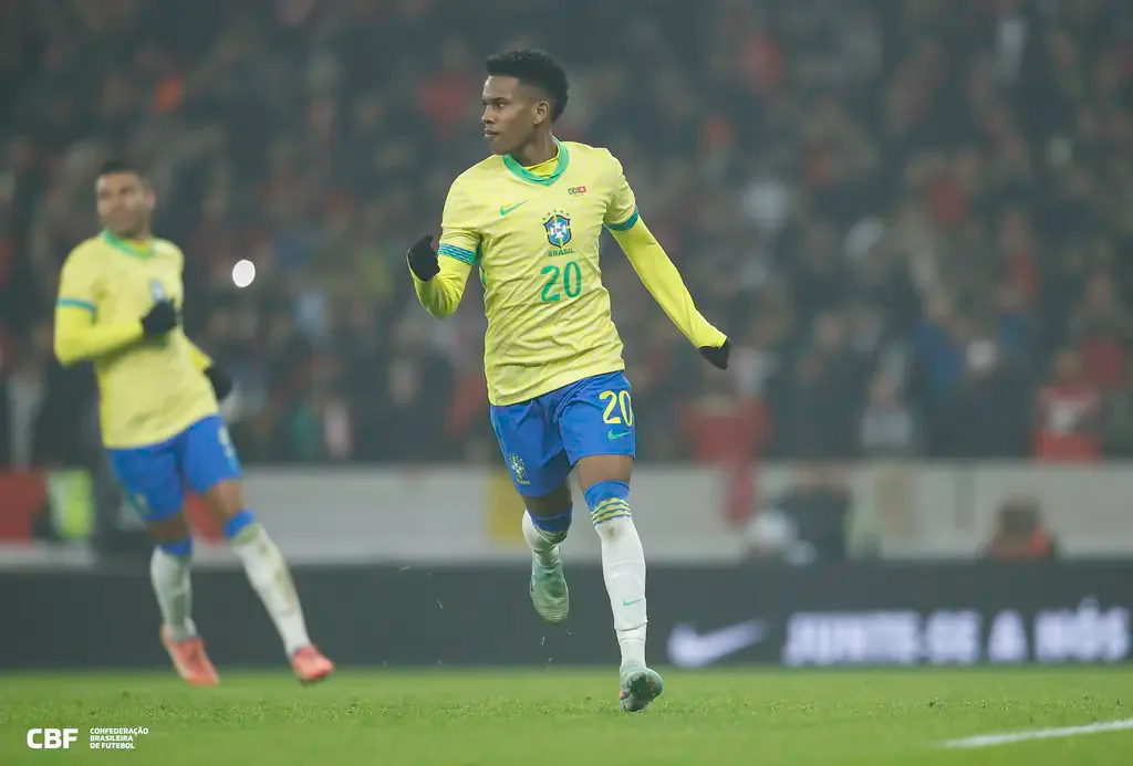 Fora da Copa, Estêvão cai duas posições na lista do Golden Boy 2026; Rayan e Endrick seguem no top 10