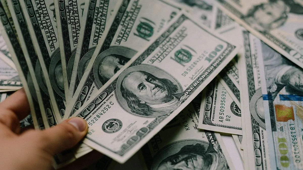 El dólar mayorista cotiza cerca de los $1.500 y el Gobierno mantiene la intervención sobre el tipo de cambio