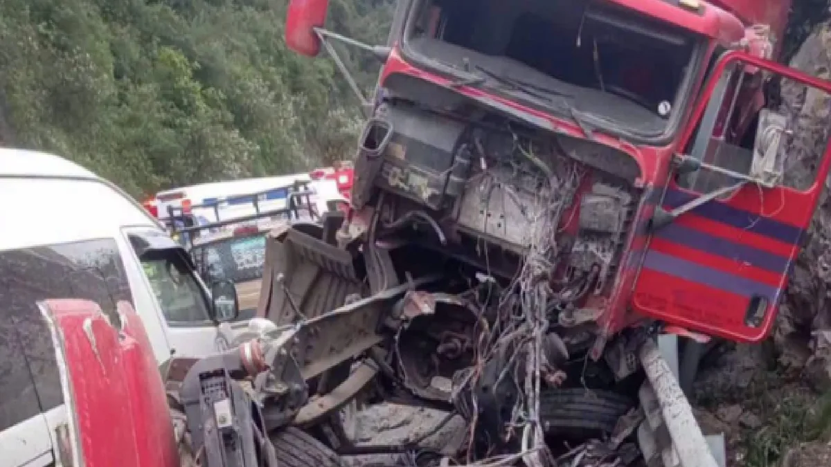 Choque de tráiler en Chiapas deja dos muertos y 14 heridos: muere un bombero