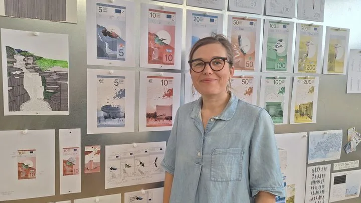 Elle a relooké les billets en euro, la designeuse Isabelle Daëron