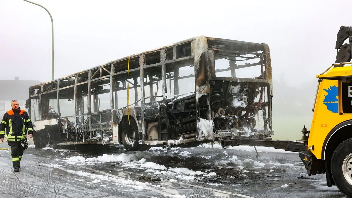 Verkehr: Linienbus brennt - Schüler retten sich vor den Flammen