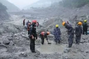 Aumenta a 939 la cifra de muertos tras riada de Nepal