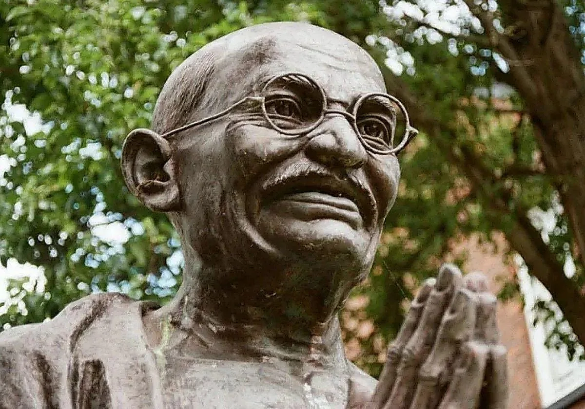Mahatma Gandhi y su reflexión sobre el amor: «Un cobarde es incapaz de mostrar amor, hacerlo es la reserva de los valientes»
