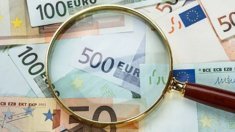 Ajustes diretos, cadeiras de 1.460 euros e um piano de 57 mil: a corrida final para gastar verbas do PRR