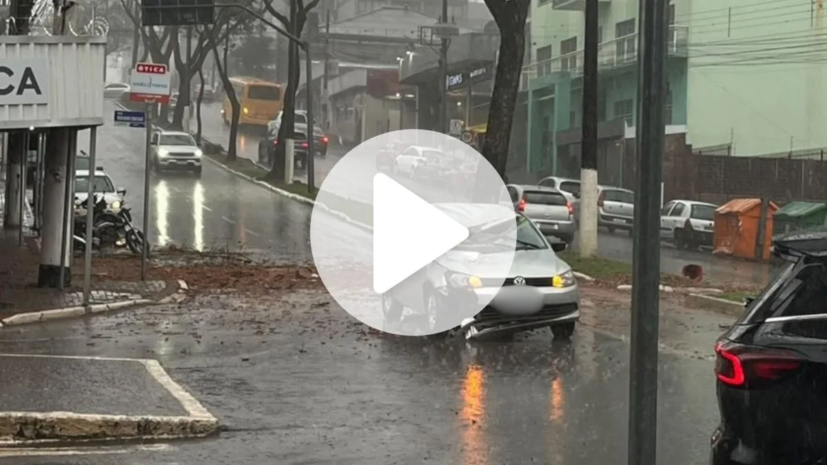 Imagens registram momento em que parede de tijolos desaba sobre carro em movimento durante temporal em SC: ‘Meu pai amado’