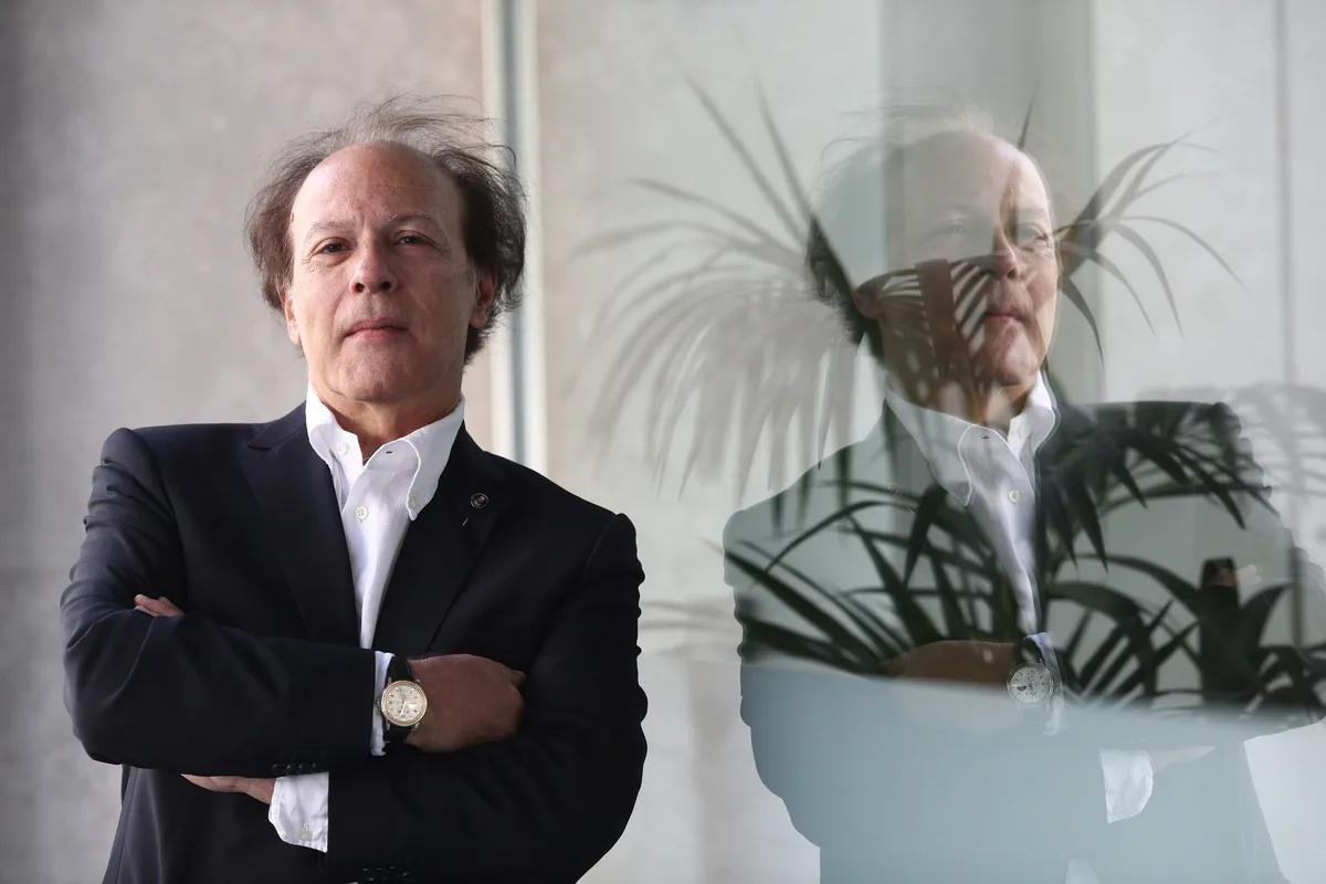 Javier Marías, escritor español: “Hoy se pretende que los adultos continúen siendo niños hasta la ancianidad, y además niños bobos y pusilánimes”