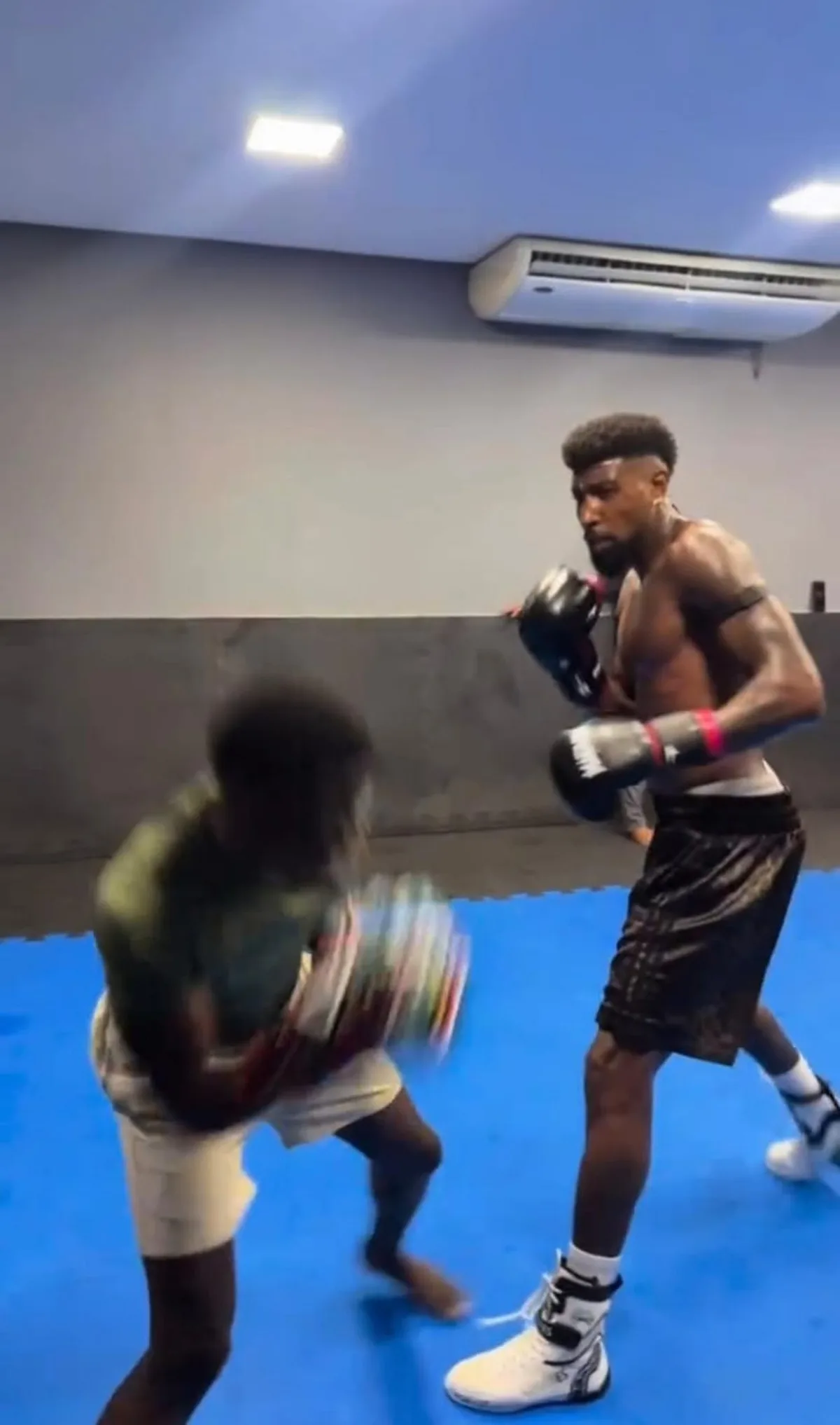 Royal, do Flamengo, explica treino de boxe e brinca com pugilista sósia de Pulgar: "Não chega igual"