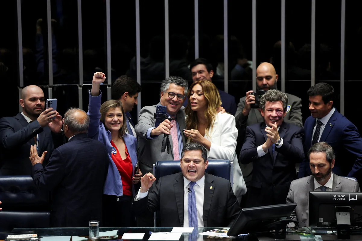 Após cobrar debate, oposição só participa da última de cinco sessões de discussão da PEC do fim da escala 6x1