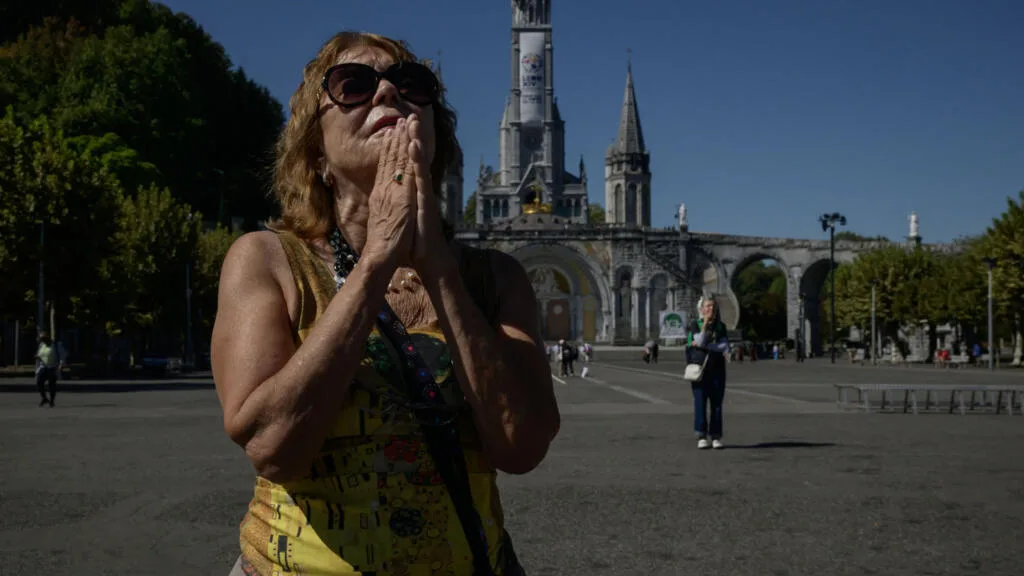L'engouement pour la venue du pape Léon XIV, reflet d'un regain du catholicisme en France?