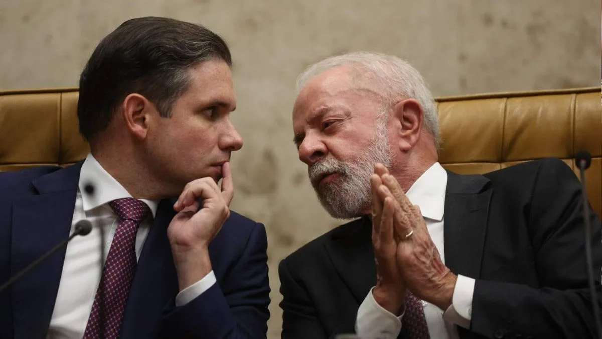 Hugo Motta escancara aliança com Lula e leva apoio ao presidente para reduto político na Paraíba