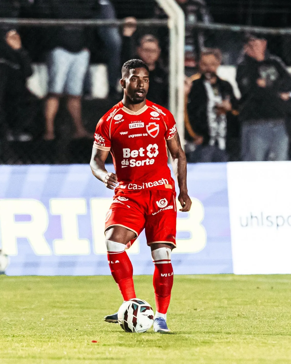 Hayner celebra 300 jogos na carreira e valoriza trajetória