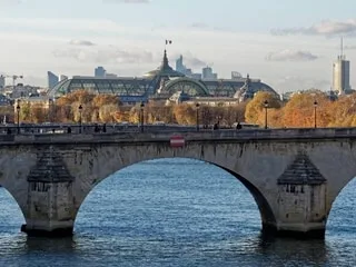 Une cycliste meurt après avoir été percutée par le conducteur d’un camion près de l’Assemblée nationale à Paris