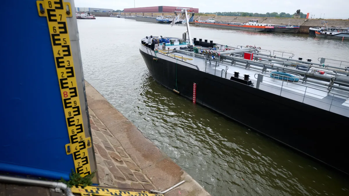 Folgen des Niedrigwassers: Duisburger Hafen im Stress