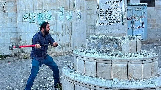 Memorial palestiniano destruído à marretada por deputado israelita