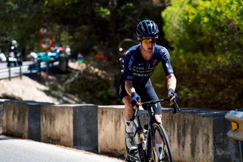 Eddie Dunbar s'offre une victoire de prestige sur la 19 étape de la Vuelta, Enric Mas gère tranquillement
