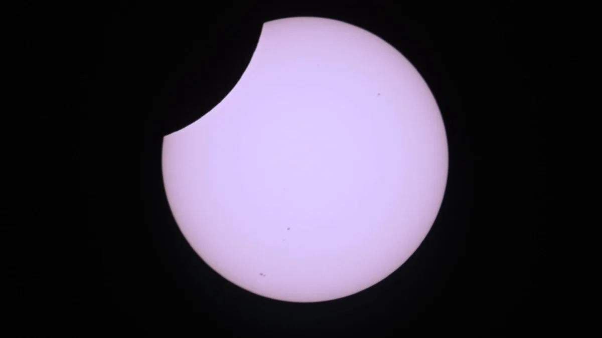 Voici l’éclipse vue depuis la Station spatiale internationale. Et c’est (un peu) décevant